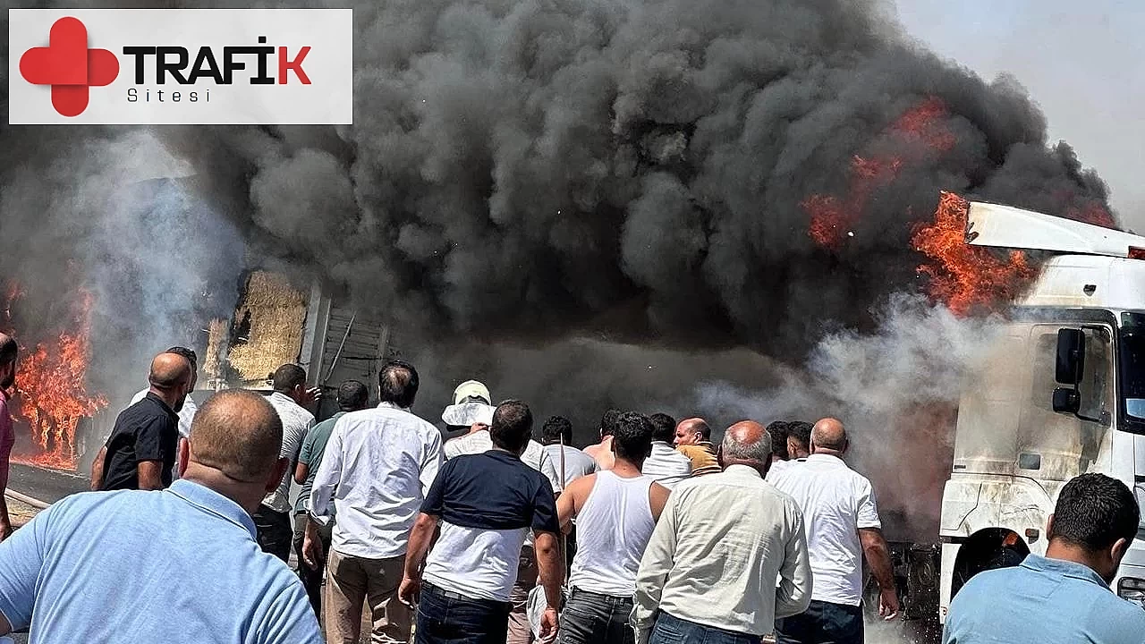 Şanlıurfa'da Tır Dorsesinde Çıkan Yangında Samanlar Kül Oldu, İtfaiye ve Vatandaşlar Müdahale Etti. Yangın Sebebi Araştırılıyor.