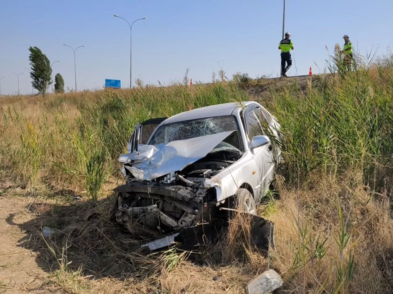 Otomobil Polis Aracına Çarptı, 2'si Çocuk 4 Kişi Yaralandı