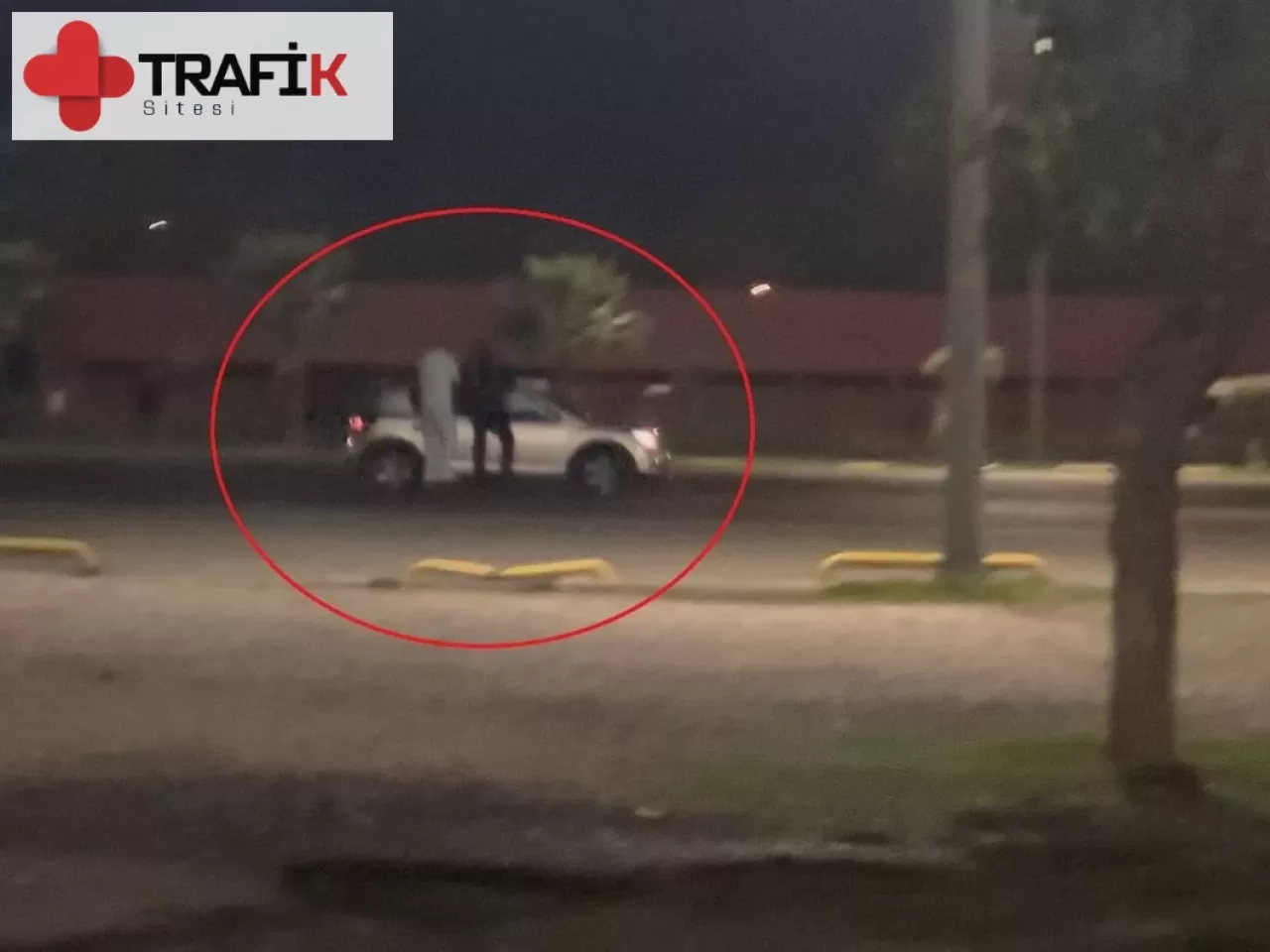 Samsun'da Gençlerden Tehlikeli Hareket: SUV Aracın Üzerine Çıktılar!