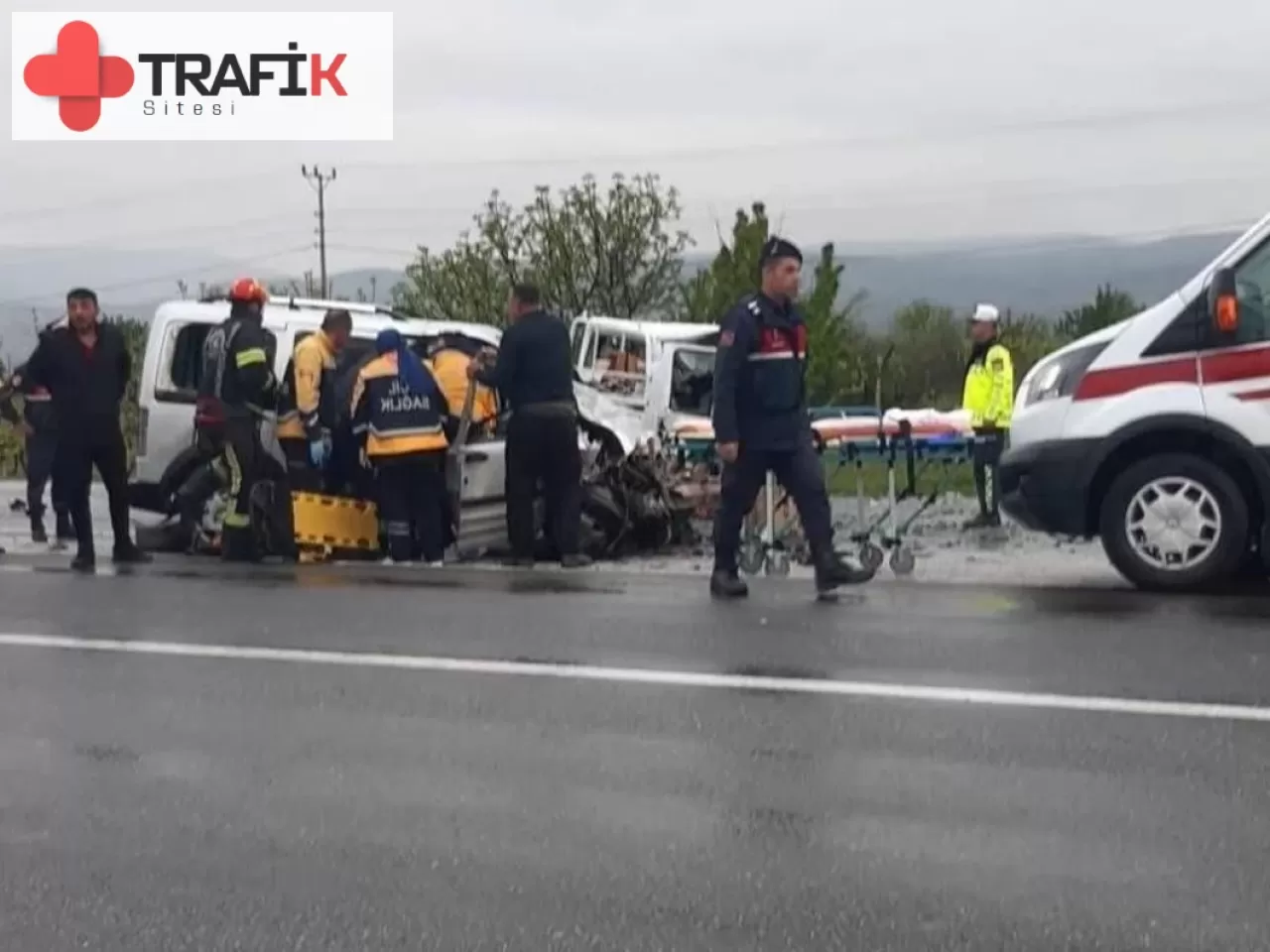 Denizli'de Korkunç Kaza: İki Araç Kafa Kafaya Çarpıştı