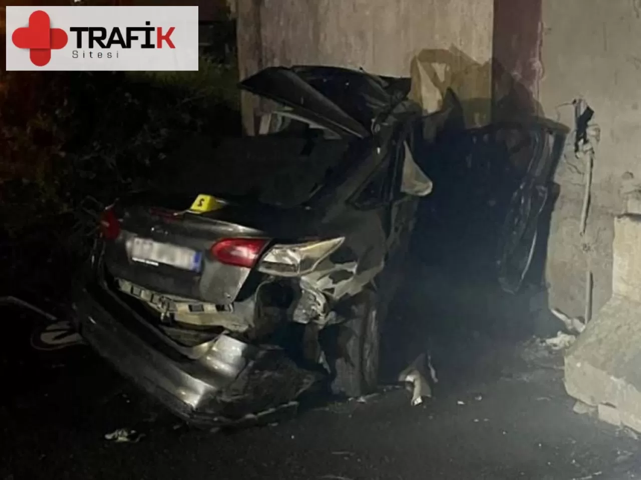 Otomobil Duvara Çarptı: İki Kişi Hayatını Kaybetti