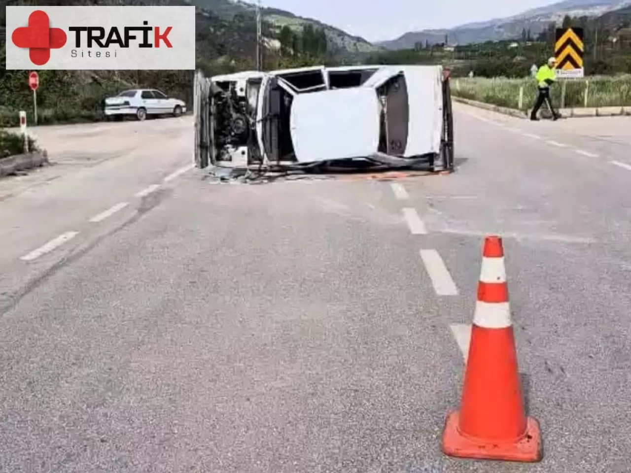 Amasya'da Köpeğe Çarpmamak İçin Manevra Yaparak Yan Yatan Otomobildeki Üç Kişi Yaralandı