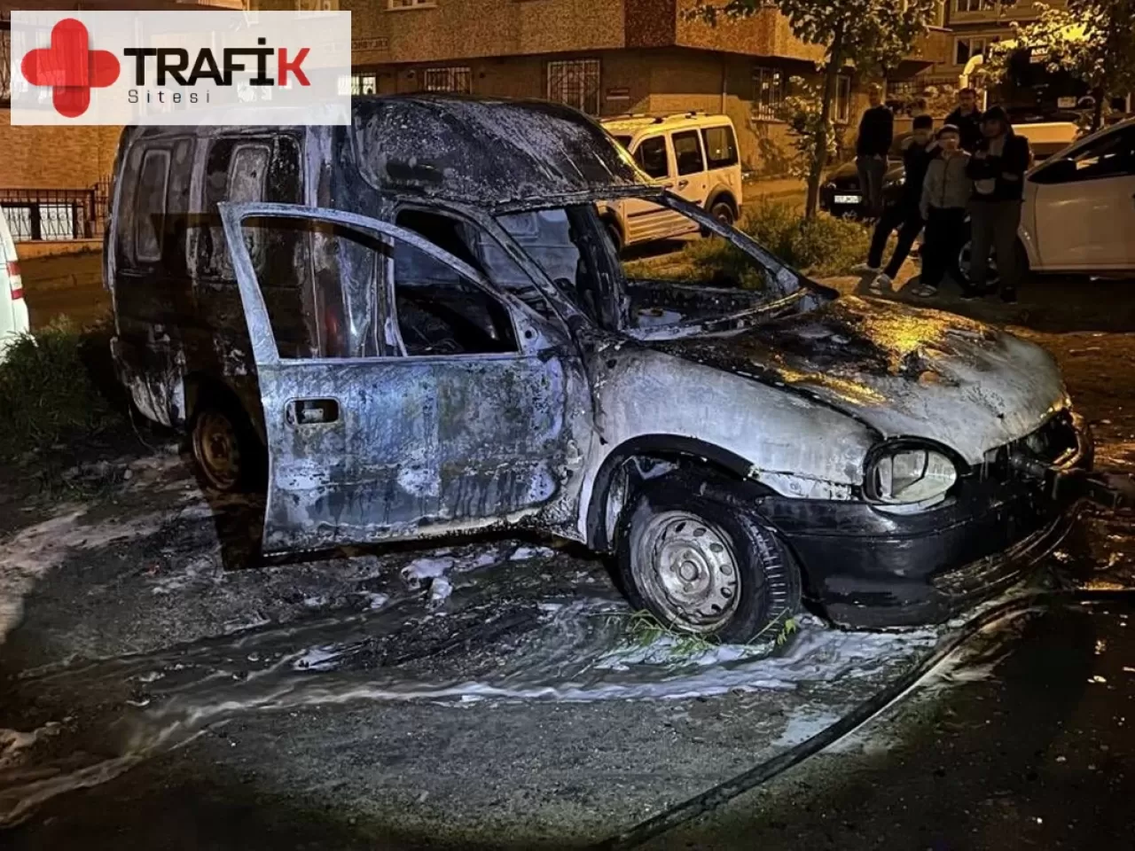 İstanbul'da Park Halindeki Araç Alev Aldı, İnceleme Başlatıldı