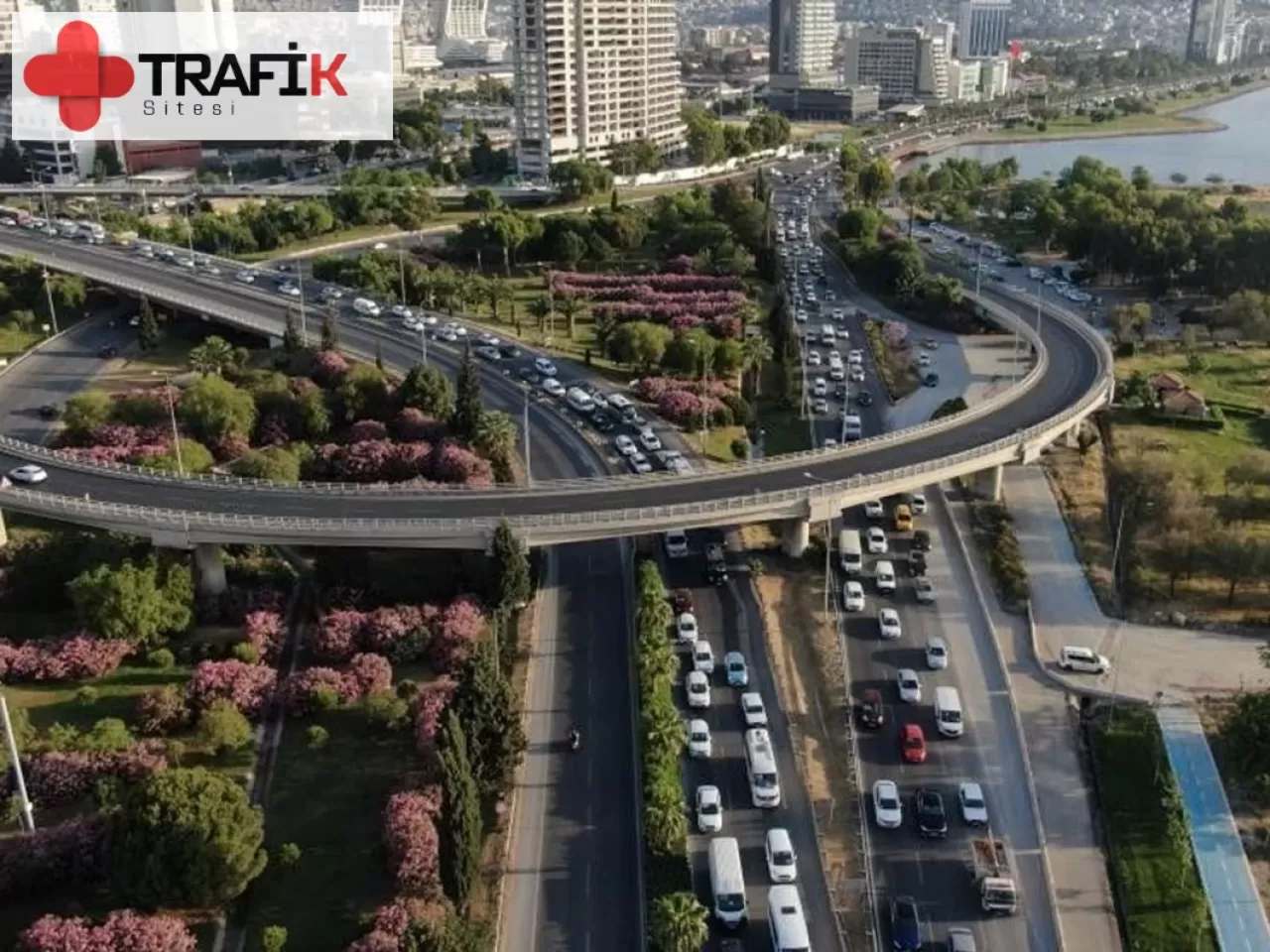 İzmir'de Trafikteki Araç Sayısı 1.98 Milyona Ulaştı, Artış Devam Ediyor