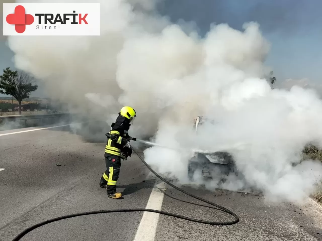 Tarsus'ta Otoyolda Yanan Otomobil İtfaiye Tarafından Söndürüldü