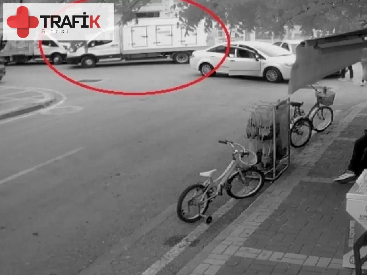 Kamyonet Dur Tabelasını Kapatarak Kazaya Sebep Oldu!