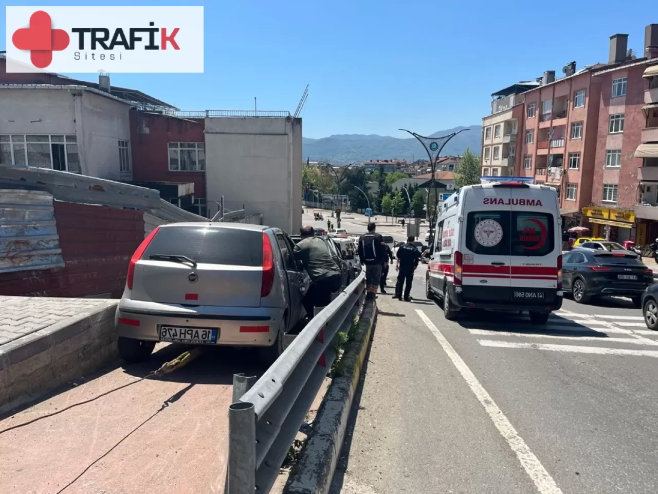 İzmit'te Bir Otomobil Kırmızı Işıkta Bekleyen Araca Çarptı: 5 Yaralı!