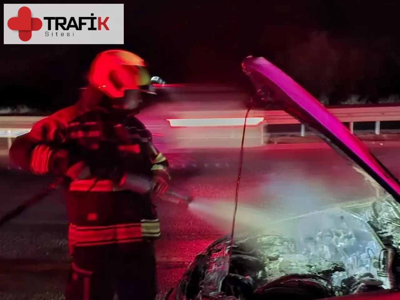 Balıkesir Gömeç'te İtfaiye Ekipleri Yanan Otomobili Söndürdü