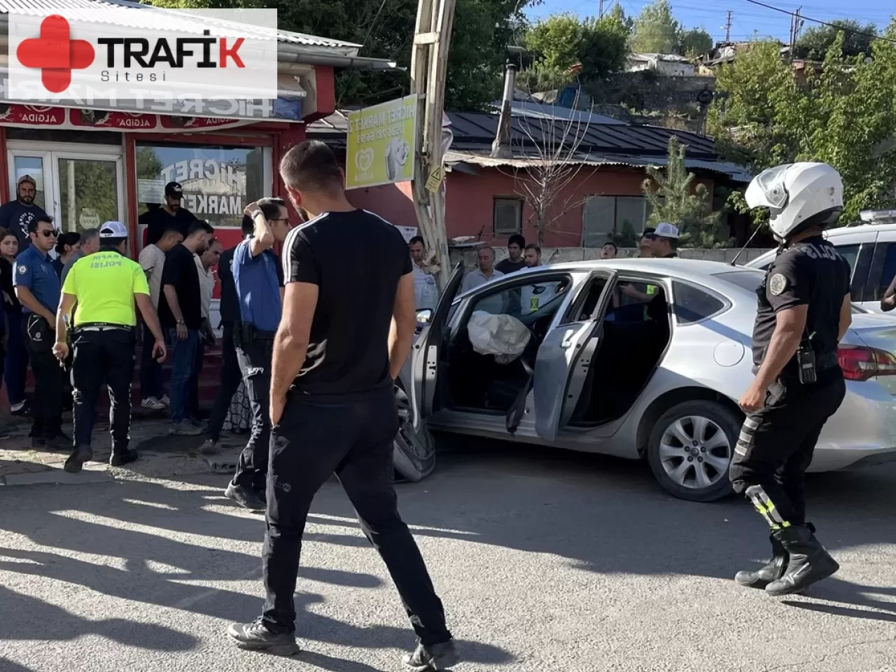 Kars'ta Ehliyetsiz Sürücü, Polisin İhtarına Uymayarak 88 Yaşındaki Kişiye Çarptı