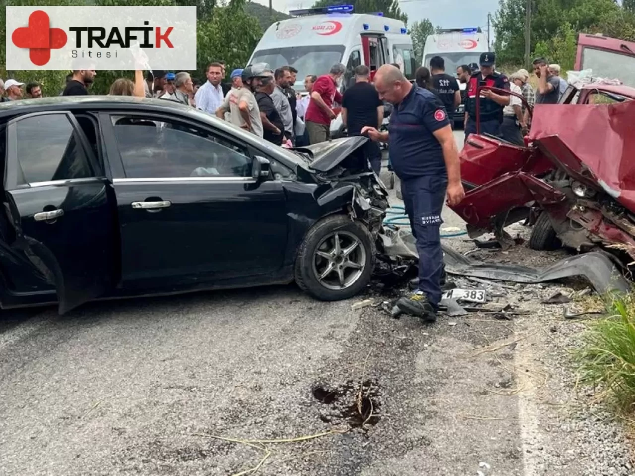 Balıkesir Sındırgı'da İki Otomobil Çarpıştı: Dört Yaralı!