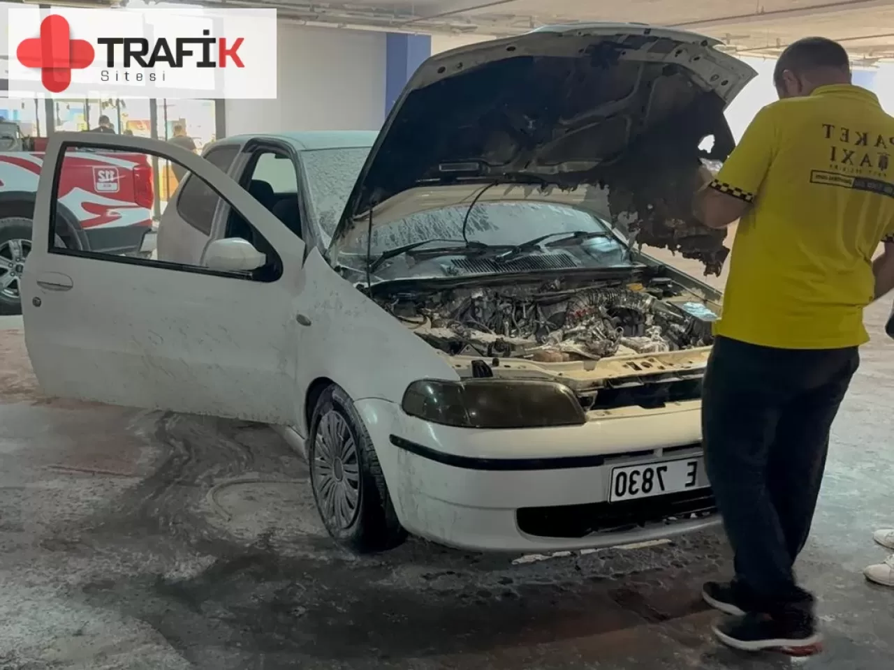 Alışveriş Merkezi Otoparkında Otomobil Yangını Çıktı