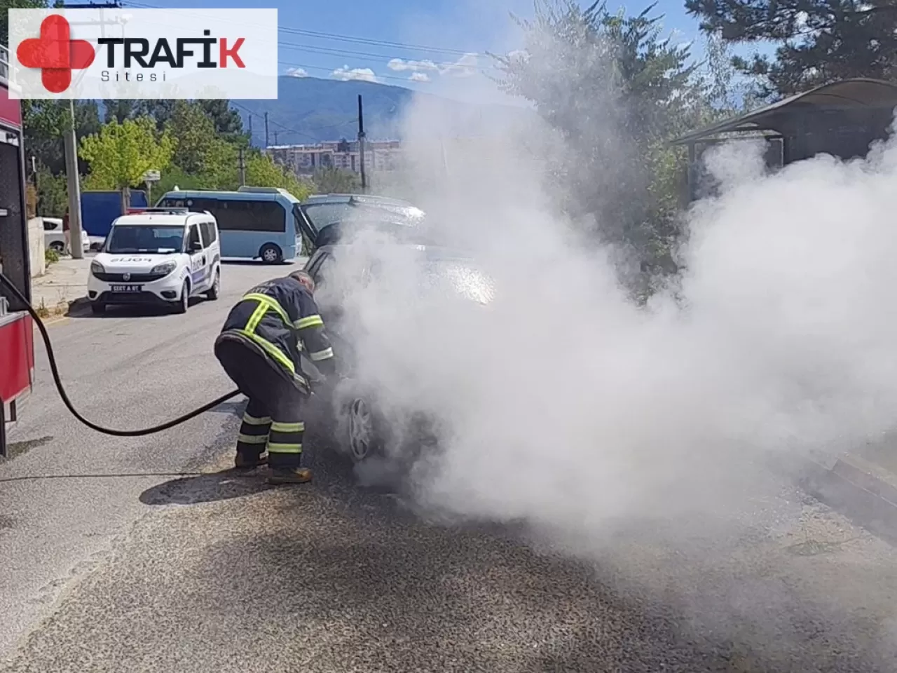 "Seyir halindeki araç alev aldı, olay yerine itfaiye ekipleri sevk edildi"