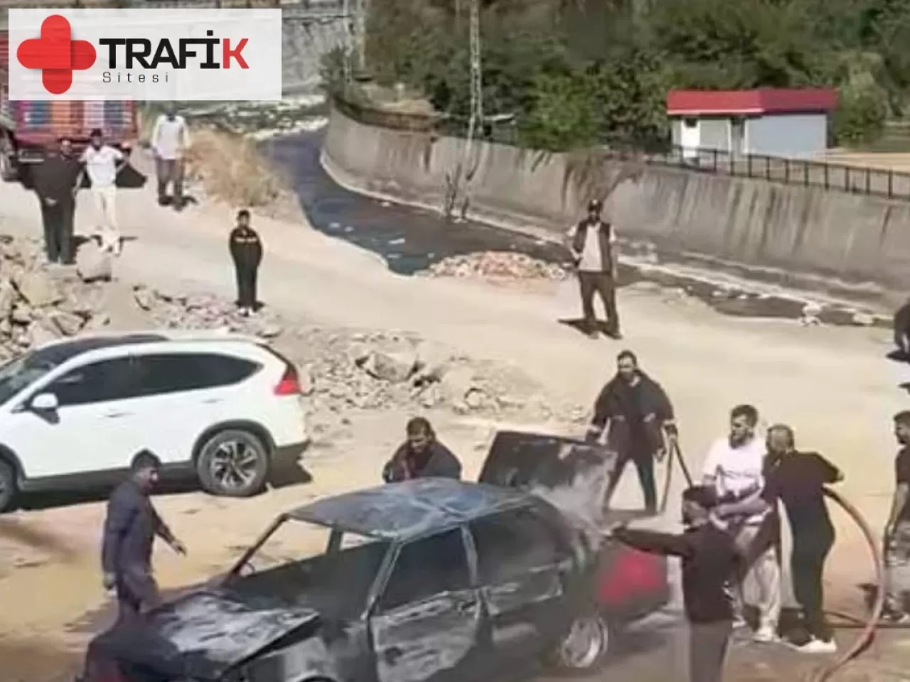 Torul ilçesinde park halindeki otomobil yangınla kül oldu!