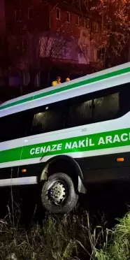 Cenaze nakil aracı su kanalına uçtu: 1'i ağır, 10 kişi yaralandı