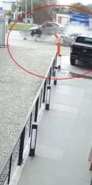 Mudanya'da Lüks Araç Kazası: Direksiyon Kontrolü Kayboldu, Otomobil Satış Firmasına Çarptı!