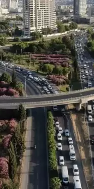 İzmir'de Trafikteki Araç Sayısı 1.98 Milyona Ulaştı, Artış Devam Ediyor