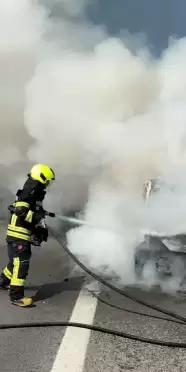 Tarsus'ta Otoyolda Yanan Otomobil İtfaiye Tarafından Söndürüldü