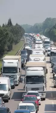 Anadolu Otoyolu Sakarya Geçişinde TIR Makasladı, Uzun Araç Kuyrukları Oluştu
