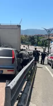 İzmit'te Bir Otomobil Kırmızı Işıkta Bekleyen Araca Çarptı: 5 Yaralı!