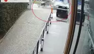 Mudanya'da Lüks Araç Kazası: Direksiyon Kontrolü Kayboldu, Otomobil Satış Firmasına Çarptı!