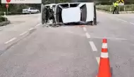 Amasya'da Köpeğe Çarpmamak İçin Manevra Yaparak Yan Yatan Otomobildeki Üç Kişi Yaralandı