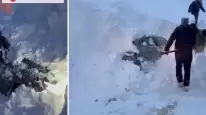 Tabzon'dan Bayburt'a Kar Altında Mahsur Kalan Otomobil Kurtarıldı