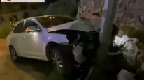 Elazığ'da Araç Aydınlatma Direğine Çarptı, 2 Kişi Yaralandı!