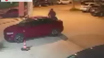 Adana'da Alkollü Saldırganın Araçlara Saldırısı Güvenlik Kamerasında!