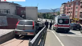 İzmit'te Bir Otomobil Kırmızı Işıkta Bekleyen Araca Çarptı: 5 Yaralı!
