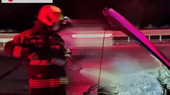 Balıkesir Gömeç'te İtfaiye Ekipleri Yanan Otomobili Söndürdü