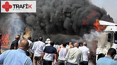 Şanlıurfa'da Tır Dorsesinde Çıkan Yangında Samanlar Kül Oldu, İtfaiye ve Vatandaşlar Müdahale Etti. Yangın Sebebi Araştırılıyor.