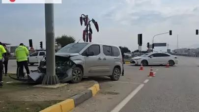 Gaziantep'te Otomobil ile Hafif Ticari Araç Kaza Yaptı: 2 Yaralı