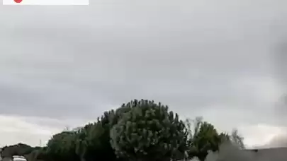 Seyir halindeyken alev alan otomobil panik yarattı!
