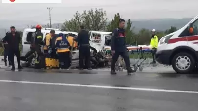Denizli'de Korkunç Kaza: İki Araç Kafa Kafaya Çarpıştı