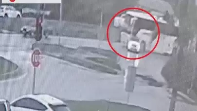 Yolcu otobüsü, kırmızı ışıkta duran araca çarptı!