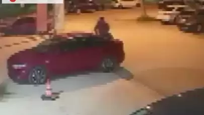 Adana'da Alkollü Saldırganın Araçlara Saldırısı Güvenlik Kamerasında!