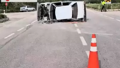 Amasya'da Köpeğe Çarpmamak İçin Manevra Yaparak Yan Yatan Otomobildeki Üç Kişi Yaralandı