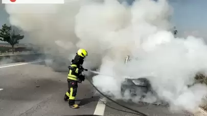 Tarsus'ta Otoyolda Yanan Otomobil İtfaiye Tarafından Söndürüldü