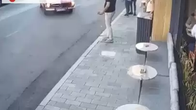 İstanbul'da Vale Kazası: Klasik Araç Geri Manevra Yaparken Diğer Araca Çarptı