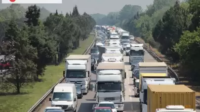 Anadolu Otoyolu Sakarya Geçişinde TIR Makasladı, Uzun Araç Kuyrukları Oluştu