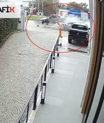 Mudanya'da Lüks Araç Kazası: Direksiyon Kontrolü Kayboldu, Otomobil Satış Firmasına Çarptı!