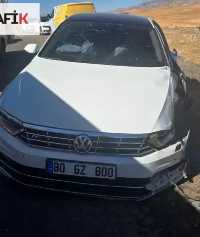 Şırnak'ta Kamyonet ile Otomobil Çarpıştı: 8 Yaralı Hastaneye Kaldırıldı