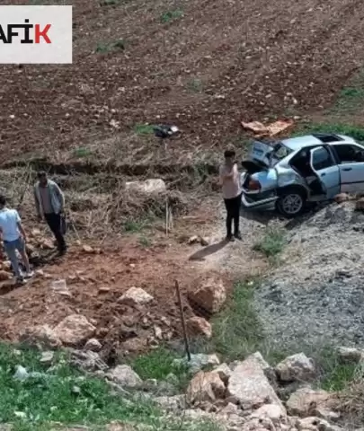 Şarampole yuvarlanan otomobilde üç kişi yaralandı
