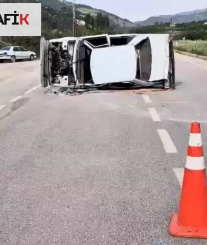 Amasya'da Köpeğe Çarpmamak İçin Manevra Yaparak Yan Yatan Otomobildeki Üç Kişi Yaralandı
