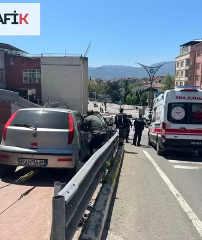 İzmit'te Bir Otomobil Kırmızı Işıkta Bekleyen Araca Çarptı: 5 Yaralı!