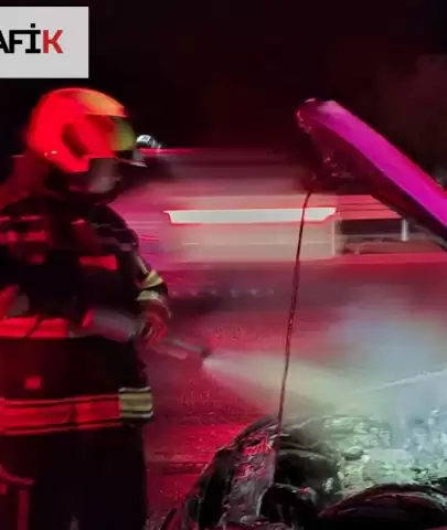 Balıkesir Gömeç'te İtfaiye Ekipleri Yanan Otomobili Söndürdü