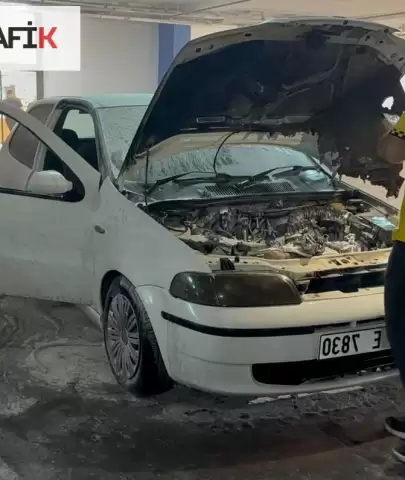 Alışveriş Merkezi Otoparkında Otomobil Yangını Çıktı