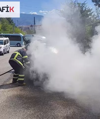 "Seyir halindeki araç alev aldı, olay yerine itfaiye ekipleri sevk edildi"
