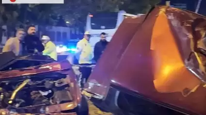 Refüje çarpan otomobil ikiye bölündü: 1 ölü, 2 yaralı