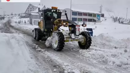 Sivas'ta bir köy yolunda ulaşım durdu!